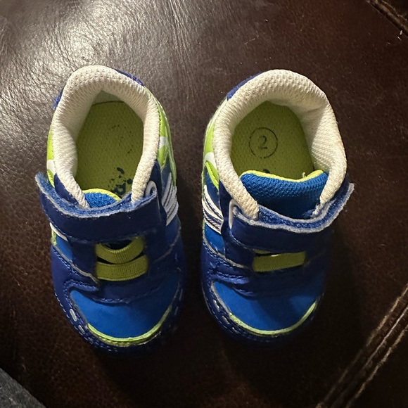 Circle baby shoes blue & lime green little rubbing on one shoe - Picture 5 of 5